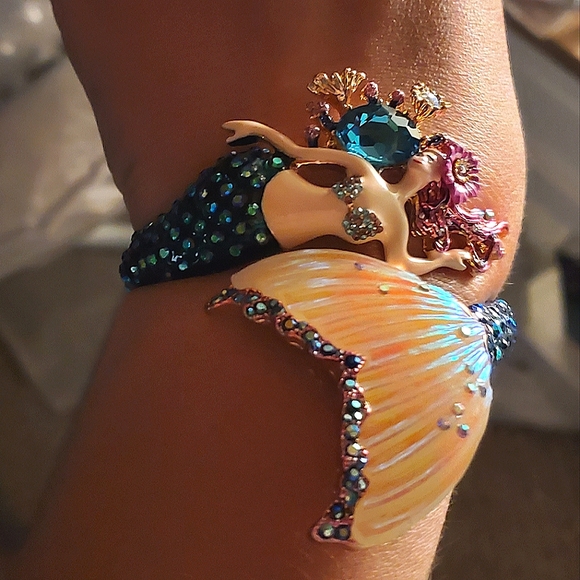 Nwt Betsey Johnson Beautiful mermaid Gold tone bracelet - Picture 4 of 16
